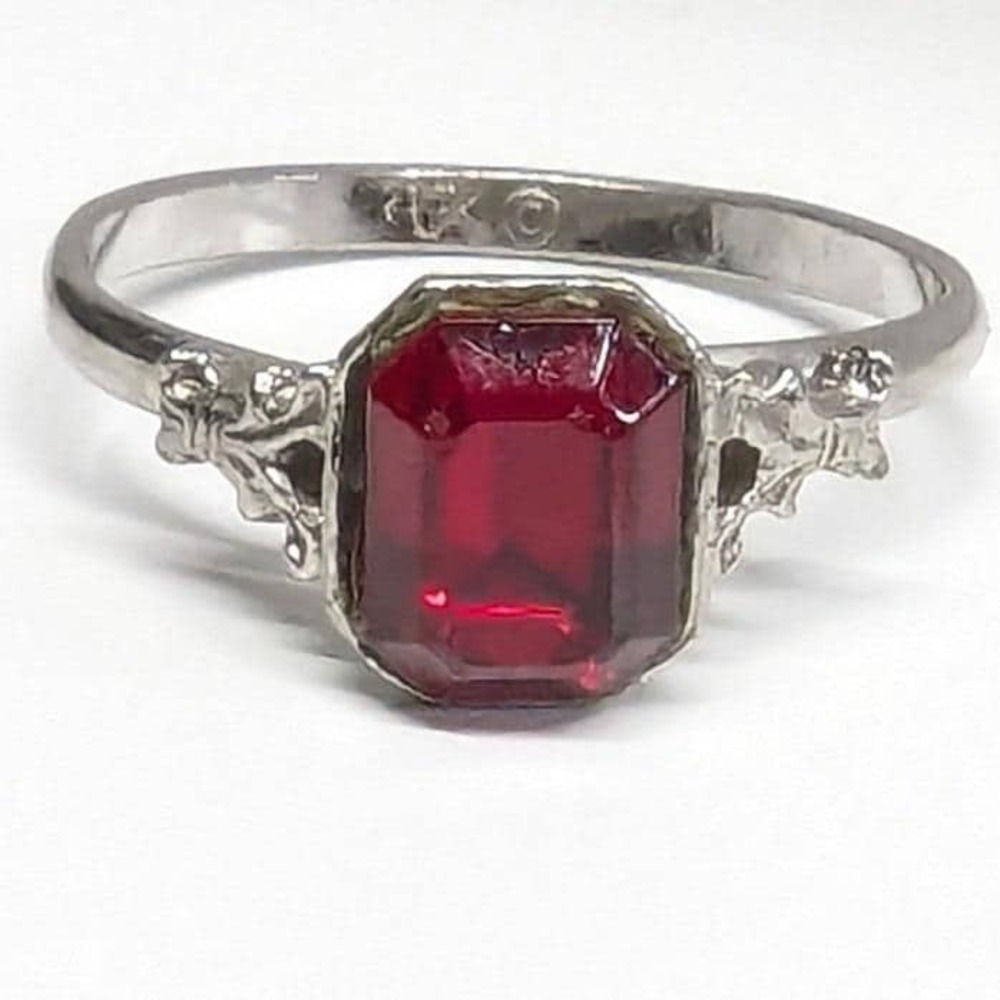 Vintage‎ Uncas Faux Ruby Red Emerald Cut Ring Adjustable Silver Tone Filigree
